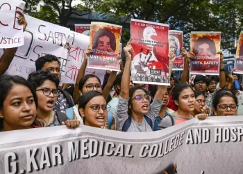 ভারতজুড়ে প্রতিবাদের ঝড়, চিকিৎসককে ধর্ষণের পর হত্যা
