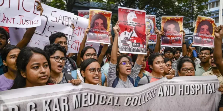 ভারতজুড়ে প্রতিবাদের ঝড়, চিকিৎসককে ধর্ষণের পর হত্যা