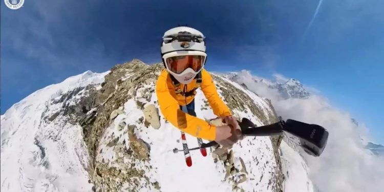 ১৮ হাজার ফুট উঁচু থেকে জাম্প!