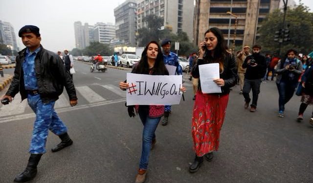 ‘রাত দখলের আন্দোলনে’ ভারতের পশ্চিমবঙ্গের নারীরা