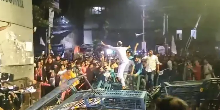 পশ্চিমবঙ্গে মধ্যরাতে ‘মেয়েরা রাত দখল করো’ কর্মসূচিতে হামলা, নেপথ্যে কারা?