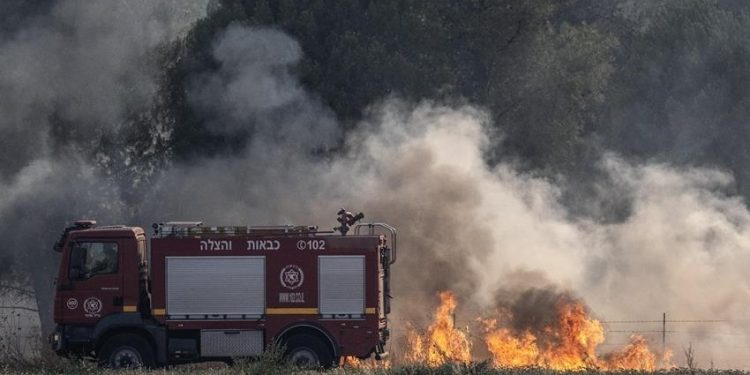 ইসরাইলি সামরিক ঘাঁটিতে হিজবুল্লাহর ক্ষেপণাস্ত্র হামলা