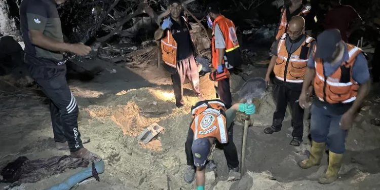 গাজার শরণার্থী শিবিরের তাঁবুতে ইসরায়েলি হামলায় নিহত ৪০