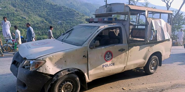 পাকিস্তানে কূটনীতিকদের গাড়িবহরে হামলা, নিহত এক