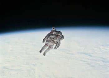 প্রথমবার মহাশূন্যে হাঁটলেন বেসামরিকরা