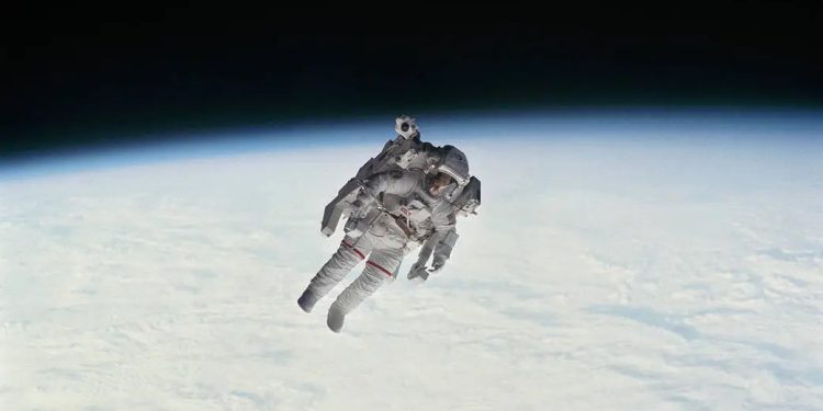 প্রথমবার মহাশূন্যে হাঁটলেন বেসামরিকরা