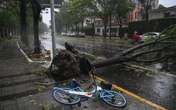 ৭৫ বছরের মধ্যে শক্তিশালী ঝড়ের কবলে চীন