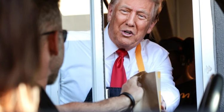 নির্বাচনী প্রচারণায় ট্রাম্প ভাজলেন ফ্রেঞ্চফ্রাই, হ্যারিস গেলেন গির্জায়