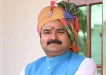 ভারতীয় মন্ত্রীর দাবি পরিষ্কার গোয়ালঘরে শুয়ে থাকলেই ক্যানসার থেকে মুক্তি