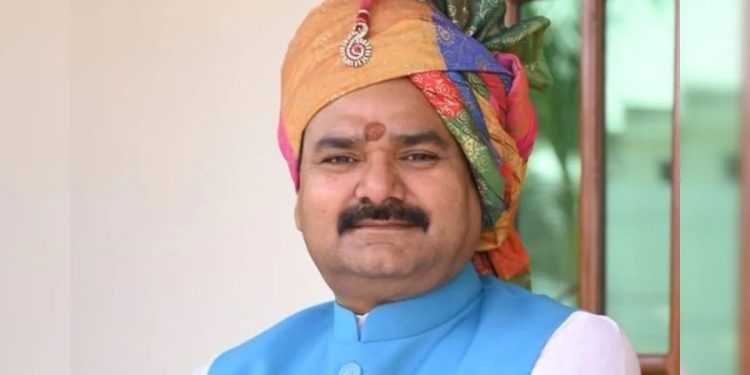 ভারতীয় মন্ত্রীর দাবি পরিষ্কার গোয়ালঘরে শুয়ে থাকলেই ক্যানসার থেকে মুক্তি