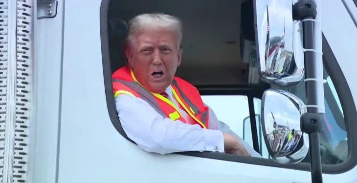 বাইডেনের ‘আবর্জনা’ মন্তব্যের জবাবে আবর্জনার ট্রাকে চড়ে প্রচারণা ট্রাম্পের