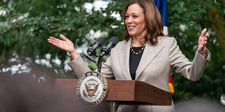 নিজের মেডিকেল রিপোর্ট প্রকাশ করলেন কমলা হ্যারিস