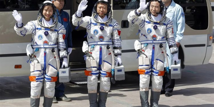 মহাকাশে পৌঁছালেন চীনের সর্বকনিষ্ঠ নারী নভোচারী