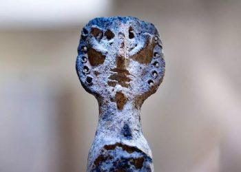 পানির নিচে ৩০০০ বছর পুরোনো মাটির মূর্তি