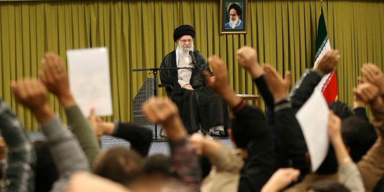 আলী খামেনি ইসরায়েল-যুক্তরাষ্ট্রকে ‘দাঁত ভাঙা’ জবাবের প্রতিশ্রুতি দিলেন