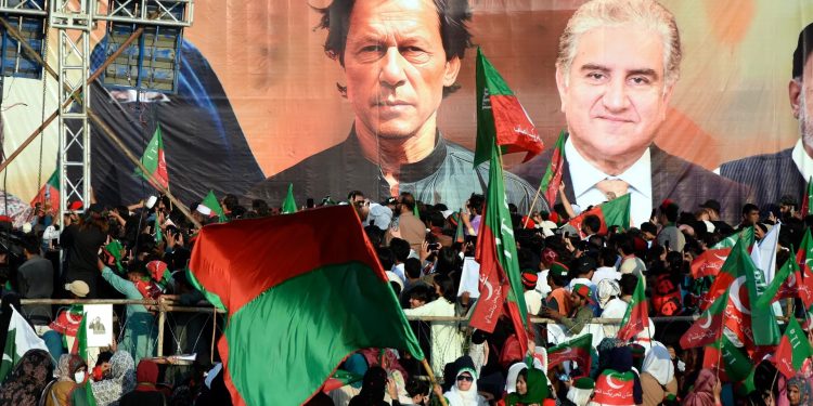 ইমরান খানের মুক্তির দাবিতে ট্রাম্পের বাসভবনের সামনে বিক্ষোভ