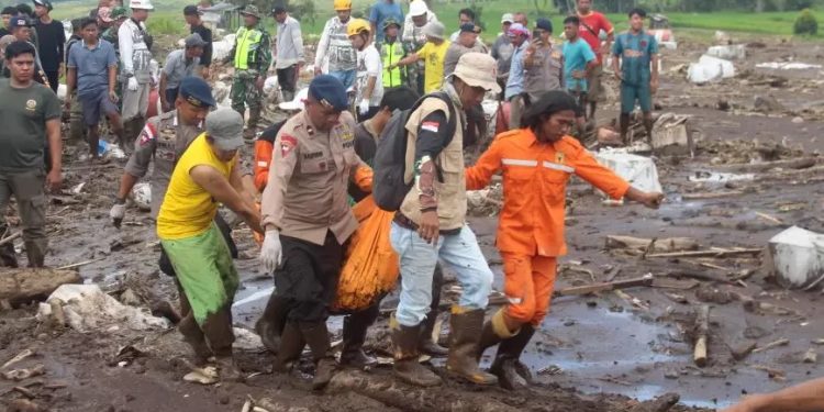 ইন্দোনেশিয়ায় ভূমিধস ও আকস্মিক বন্যা, ১৬ মরদেহ উদ্ধার