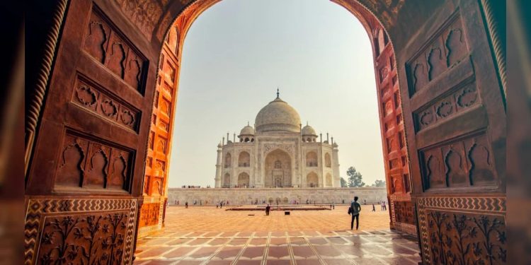 তাজমহলকে বোমা মেরে উড়িয়ে দেওয়ার হুমকি