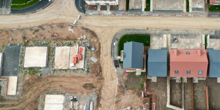 ইংল্যান্ডে বাড়ছে আবাসন সংকট