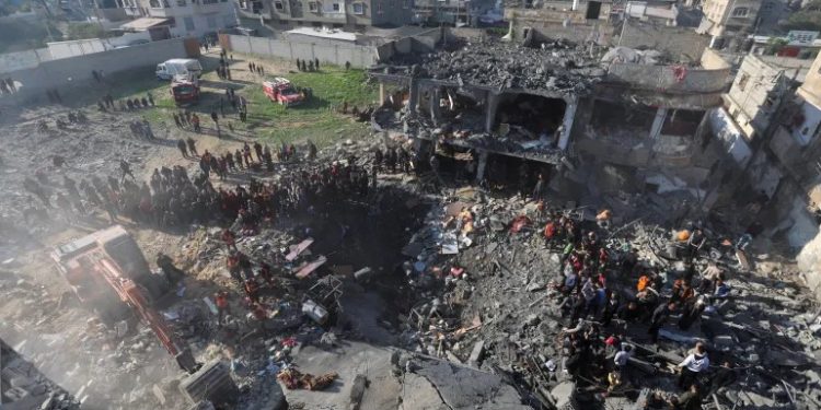 গাজায় ইসরায়েলি হামলায় নিহত ১২, এলাকা ছাড়ার নতুন নির্দেশ