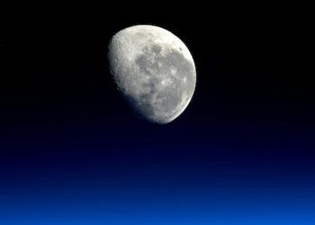 পৃথিবীর তুলনায় চাঁদে কি সময় দ্রুত না ধীরে চলে?