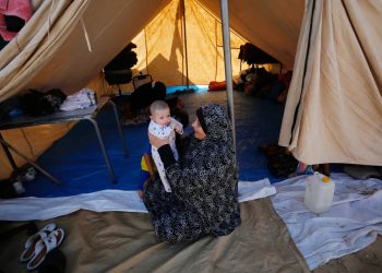 তাঁবুর ভেতর গর্ত খুঁড়ে থাকছেন গাজার বাসিন্দারা