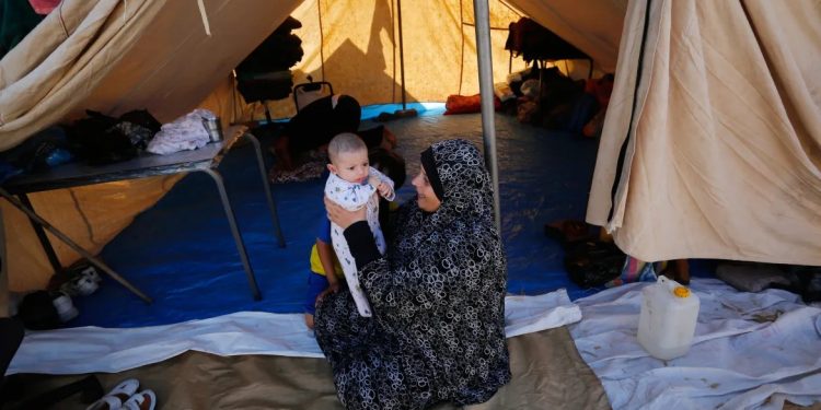 তাঁবুর ভেতর গর্ত খুঁড়ে থাকছেন গাজার বাসিন্দারা