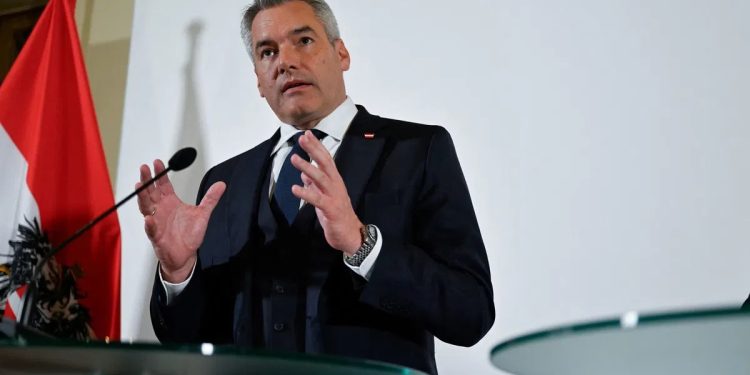 জোট সরকার গঠনে ব্যর্থ, পদত্যাগ করবেন অস্ট্রিয়ার চ্যান্সেলর