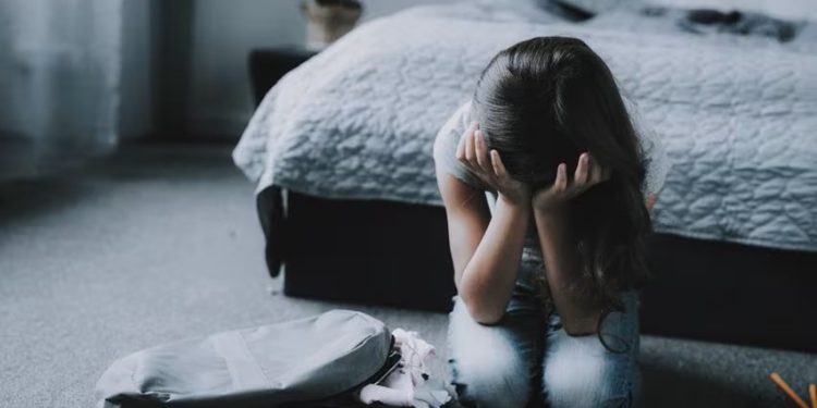 ৮০ ছাত্রীকে শার্ট ছাড়াই বাড়ি পাঠালেন অধ্যক্ষ