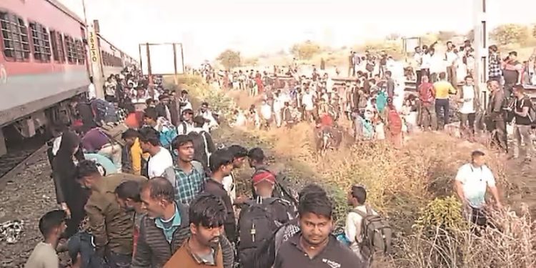 আগুনের গুজবে যাত্রীদের ঝাঁপ, কাটা পড়ে নিহত ১২