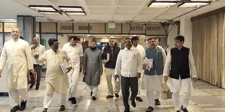 ভারতের ১০ এমপিকে বহিষ্কার