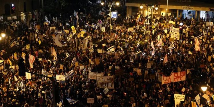 নেতানিয়াহুর বাড়ির সামনে শত শত মানুষের বিক্ষোভ