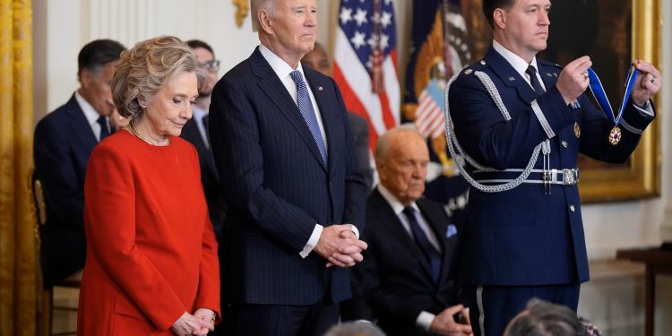 শেষ মুহূর্তে বাইডেনের ‘প্রেসিডেনশিয়াল মেডেল অব ফ্রিডম’ পুরস্কার প্রদান