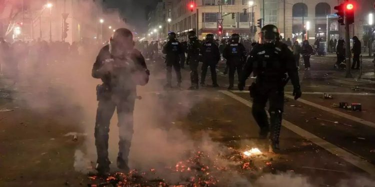 নববর্ষে জার্মানিতে আতশবাজি ফোটাতে গিয়ে ভয়াবহ দুর্ঘটনা, নিহত ৪