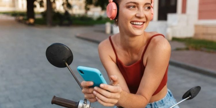 নিয়মিত হেডফোন ব্যবহারে যেসব ক্ষতি হতে পারে