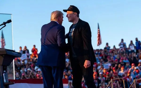 ট্রাম্পের বাড়িতে বসবাস করছেন ইলন মাস্ক