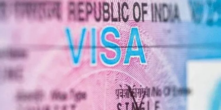 ভারতীয় পর্যটকদের ফের ভিসা দেওয়া শুরু করল বাংলাদেশ