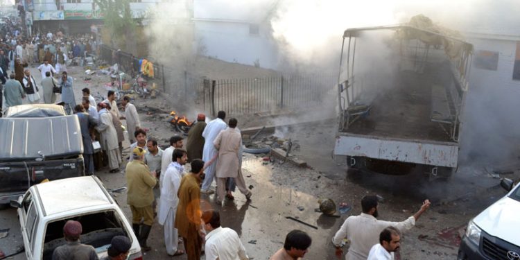 পাকিস্তানে শ্রমিক বহনকারী ট্রাকে বোমা বিস্ফোরণ, নিহত ১০