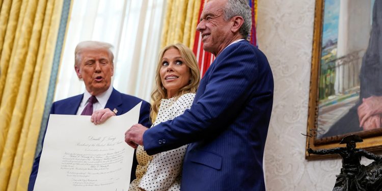 মার্কিন স্বাস্থ্যমন্ত্রী হিসেবে শপথ নিলেন কেনেডি জুনিয়র