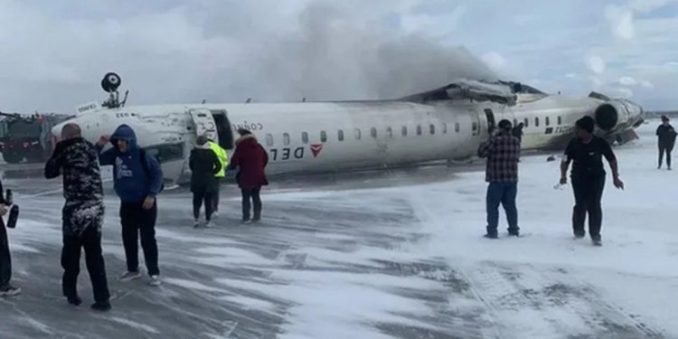 কানাডা বিমানবন্দরে উলটে গেল যাত্রীবাহী বিমান, আহত ১৫