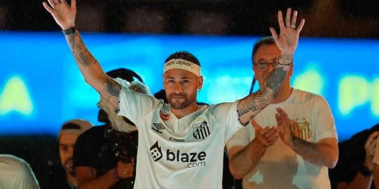 জমকালো অনুষ্ঠানে নেইমারকে বরণ করে নিল সান্তোস