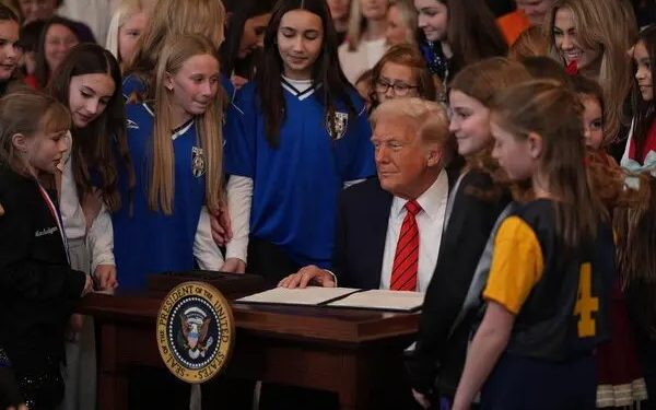 মেয়েদের খেলাধুলায় ট্রান্সজেন্ডারদের অংশগ্রহণ নিষিদ্ধ করলেন ট্রাম্প