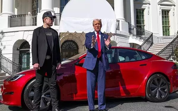 মাস্ককে খুশি করতে টেসলা গাড়ি কিনবেন ট্রাম্প