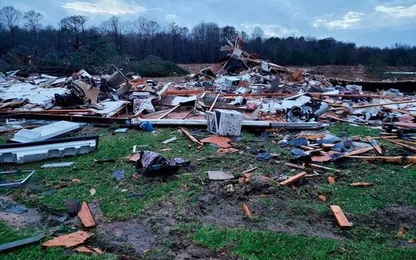 যুক্তরাষ্ট্রে শক্তিশালী টর্নেডোর আঘাতে ২০ জনের প্রাণহানি