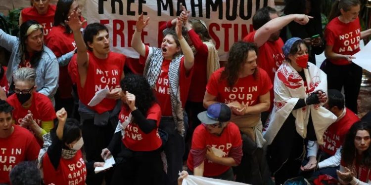 ট্রাম্প টাওয়ারে ফিলিস্তিনি কর্মীর মুক্তির দাবিতে বিক্ষোভকারীদের অবস্থান