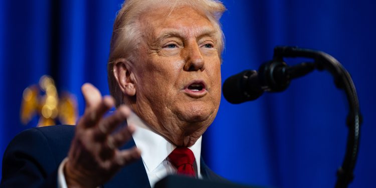 ট্রাম্পের নির্দেশে ভয়েস অব আমেরিকার ১৩ শতাধিক কর্মী ছুটিতে