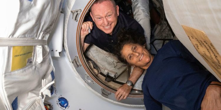 আটকে পড়া দুই নভোচারীকে ফেরাতে রকেট পাঠালো স্পেসএক্স