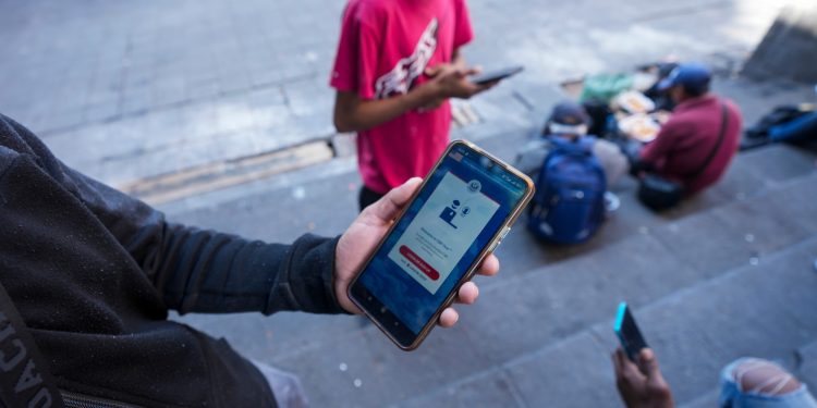 অবৈধ অভিবাসীদের জন্য ‘সেলফ ডিপোর্টেশন’ অ্যাপ চালু করল যুক্তরাষ্ট্র