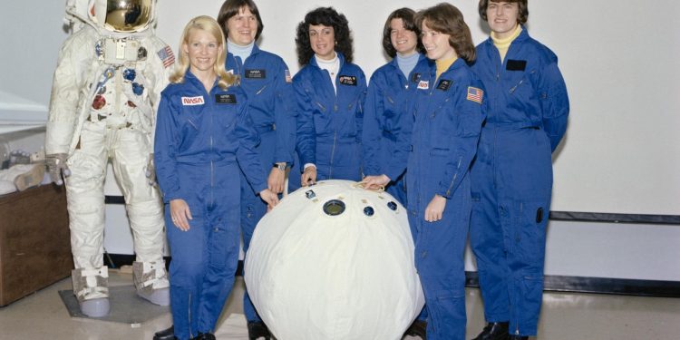 একসঙ্গে মহাকাশ ভ্রমণ শেষে ফিরে এলেন ছয় নারী