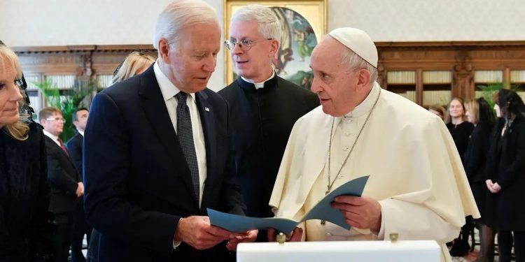 পোপ ফ্রান্সিসকে নিয়ে যা বললেন ট্রাম্প ও বাইডেন